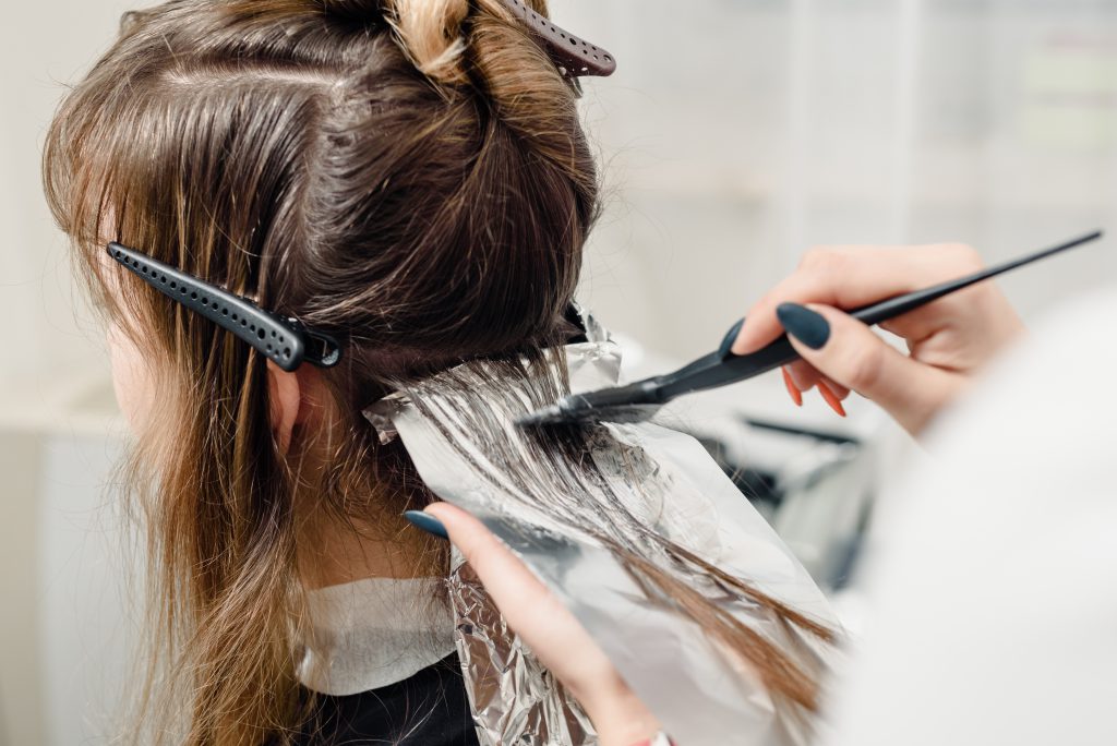 Najczęstsze błędy popełniane przy farbowaniu włosów w domu