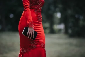 Czerwona sukienka jaki kolor paznokci